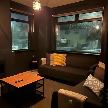 Holiday home - No 12 -new Boutique - Fully Renovated December 2023 - - 6 Bedrooms - 6 En Suites Free Parking
