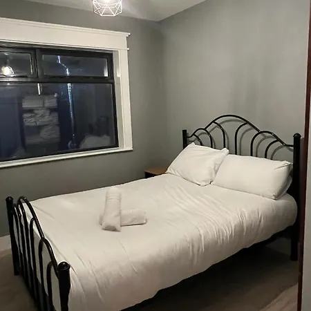 - No 12 -new Boutique - Fully Renovated December 2023 - - 6 Bedrooms - 6 En Suites Free Parking *