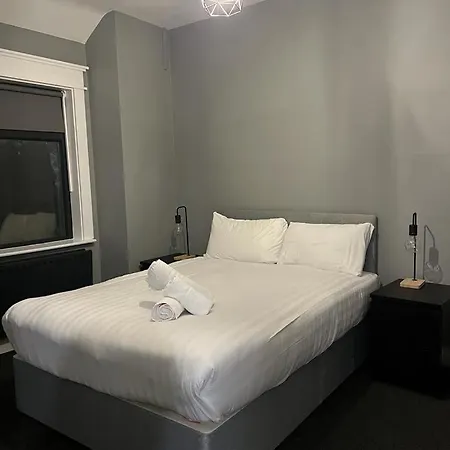 - No 12 -new Boutique - Fully Renovated December 2023 - - 6 Bedrooms - 6 En Suites Free Parking Holiday home Galway