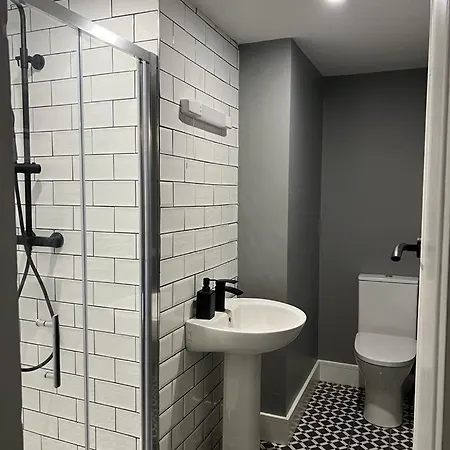 - No 12 -new Boutique - Fully Renovated December 2023 - - 6 Bedrooms - 6 En Suites Free Parking Holiday home *