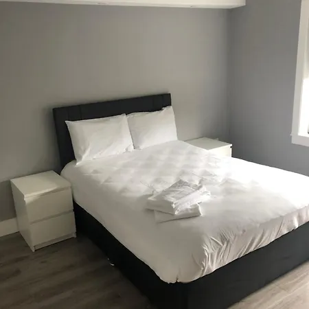 - No 12 -new Boutique - Fully Renovated December 2023 - - 6 Bedrooms - 6 En Suites Free Parking Holiday home Galway
