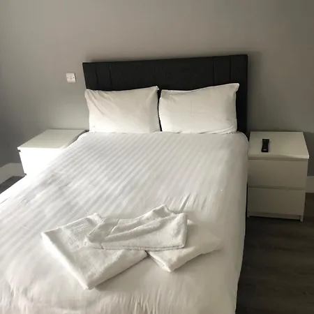 Holiday home - No 12 -new Boutique - Fully Renovated December 2023 - - 6 Bedrooms - 6 En Suites Free Parking
