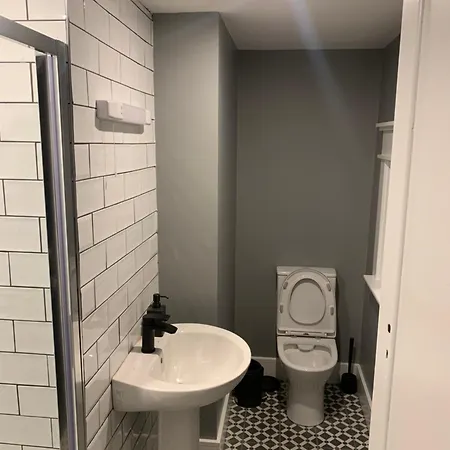 - No 12 -new Boutique - Fully Renovated December 2023 - - 6 Bedrooms - 6 En Suites Free Parking Galway