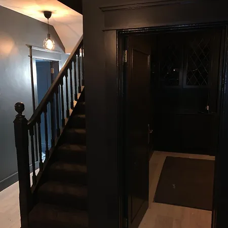 - No 12 -new Boutique - Fully Renovated December 2023 - - 6 Bedrooms - 6 En Suites Free Parking